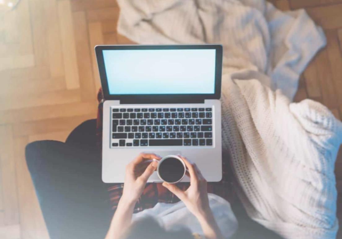Uczestnik analizuje dane ekonomiczne podczas sesji online
